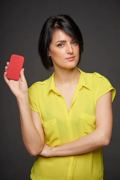 Mulher confiante mostrando cartão de crédito em branco — Fotografia de Stock
