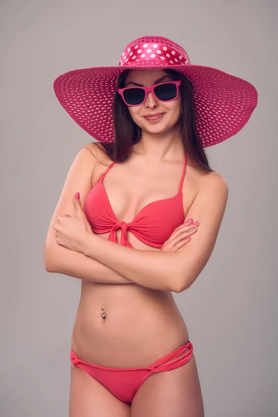 Woman in pink swimsuit and hat — Stock Photo, Image