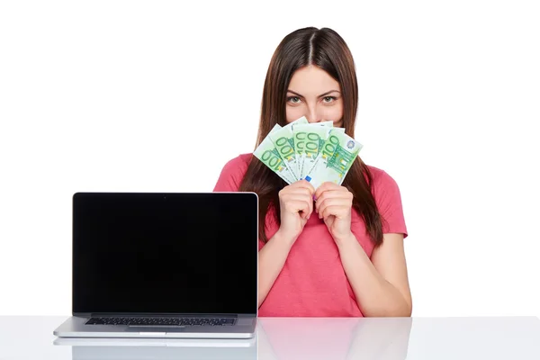 Mujer mostrando pantalla del ordenador portátil — Foto de Stock