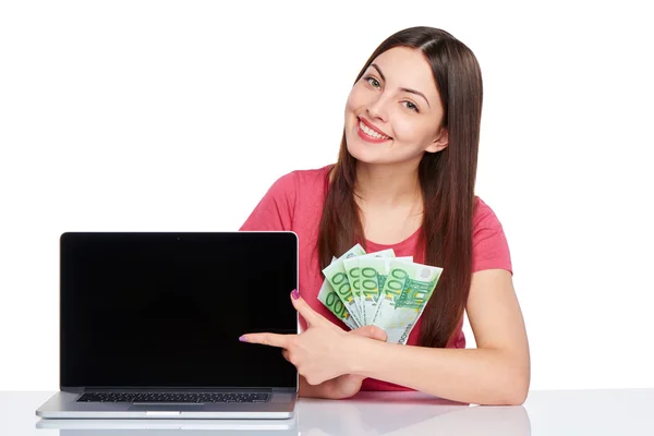 Mujer mostrando pantalla del ordenador portátil —  Fotos de Stock