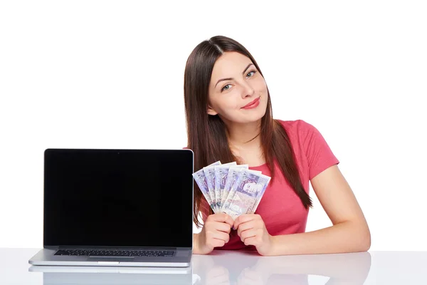 Mujer mostrando pantalla del ordenador portátil —  Fotos de Stock