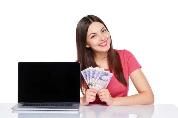 Mujer mostrando pantalla del ordenador portátil — Foto de Stock