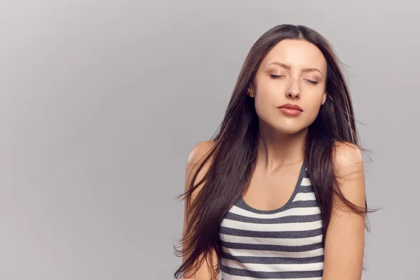 Mujer joven disfrutando — Foto de Stock