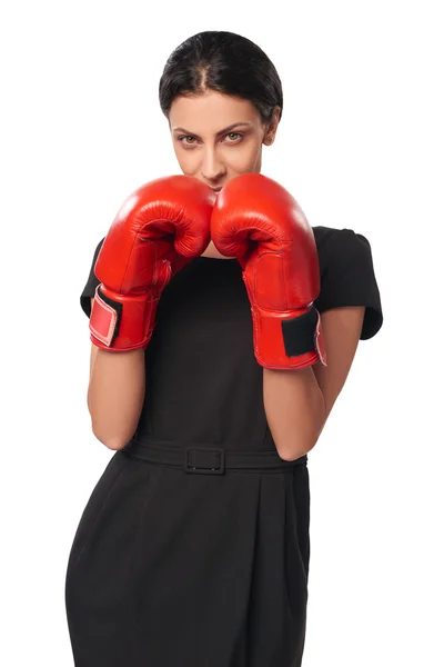 Poważna kobieta noszenia rękawic bokserskich — Zdjęcie stockowe
