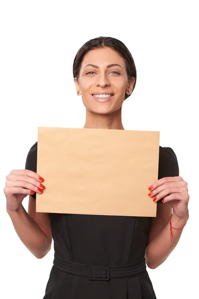 Sorrindo mulher de negócios mostrando envelope — Fotografia de Stock