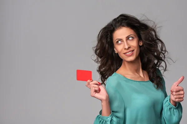 Iş kadını holding kredi kartı — Stok fotoğraf