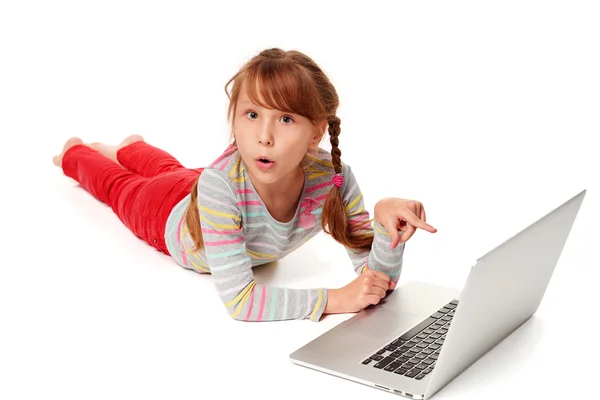 Meglepett lány mutatva laptop képernyő — Stock Fotó