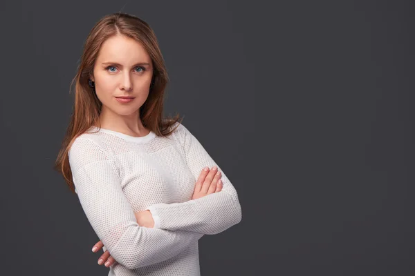 Retrato de una mujer con las manos dobladas — Foto de Stock