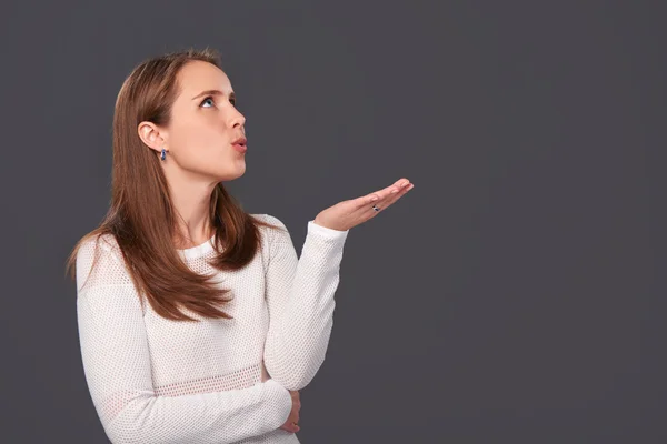 Retrato del perfil de una mujer que sopla en las palmas de las manos —  Fotos de Stock