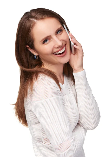 Boldog asszony mobiltelefonon beszél — Stock Fotó