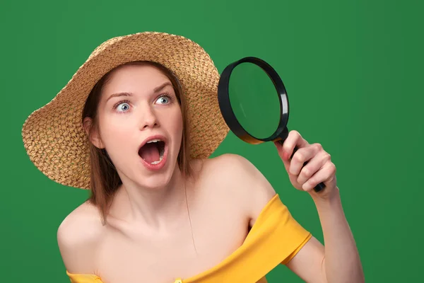 Sorprendida mujer sorprendida mostrando espacio de copia en blanco — Foto de Stock