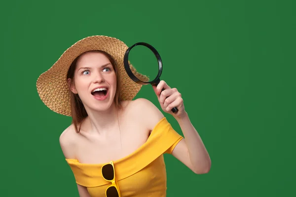 Sorprendida mujer sorprendida mostrando espacio de copia en blanco — Foto de Stock