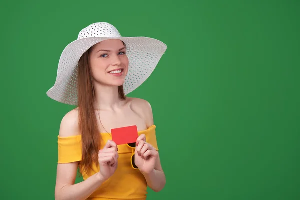 Summer girl ing tarjeta de crédito en blanco — Foto de Stock