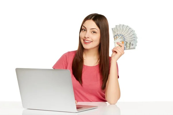 Mujer mostrando pantalla del ordenador portátil —  Fotos de Stock