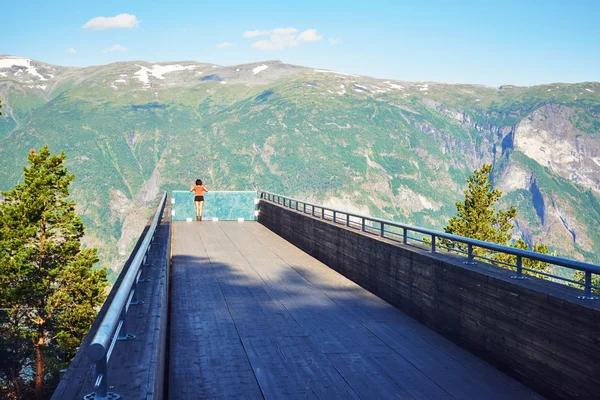 Woman enjoying scenics from Stegastein Viewpoint — Stock Photo, Image