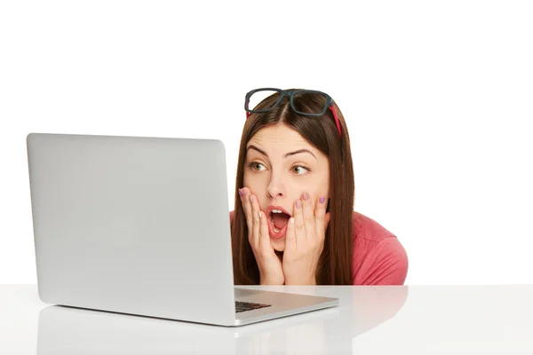 Förvånad tjej med laptop — Stockfoto