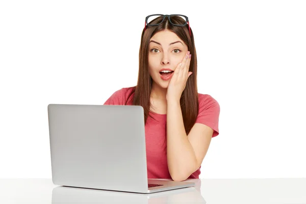 Surprised girl with laptop — Zdjęcie stockowe