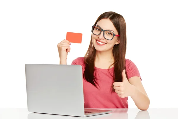 Empresária sorridente com laptop e cartão de crédito — Fotografia de Stock