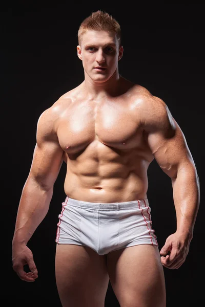 Мускулистый мужчина в нижнем белье — стоковое фото