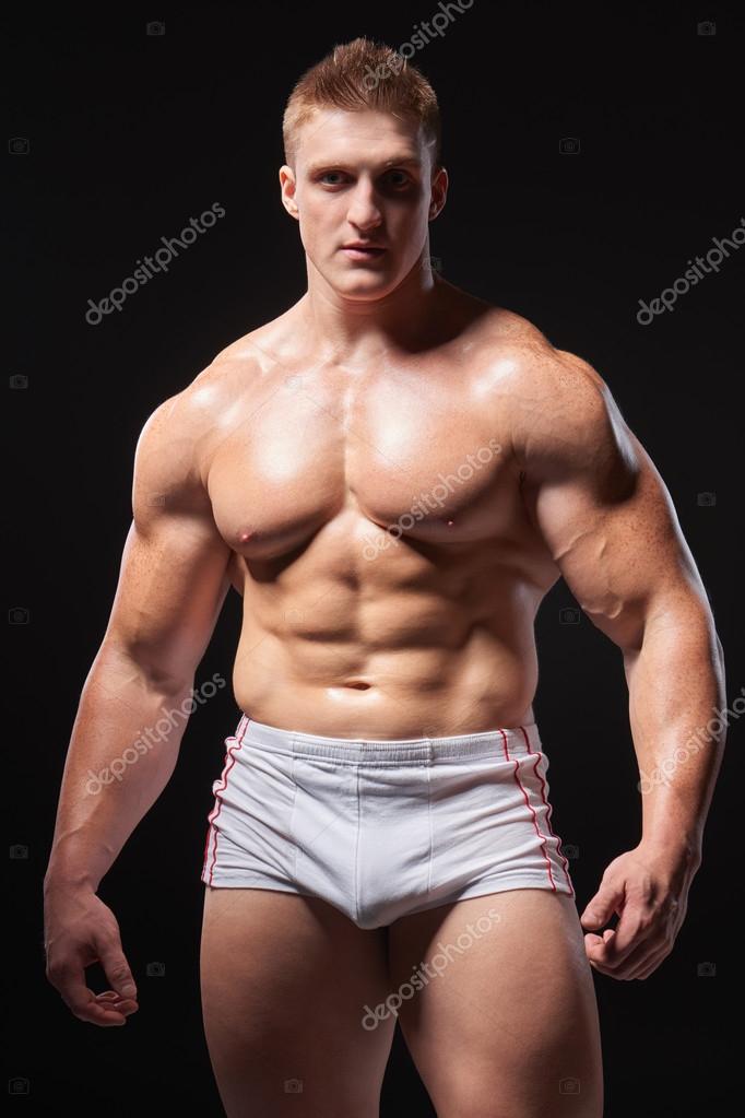 Hombre musculoso en interior fotos de imágenes de Hombre musculoso en sin royalties | Depositphotos