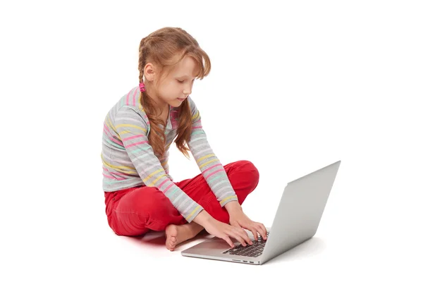 Használ egy laptop ülő gyerek — Stock Fotó