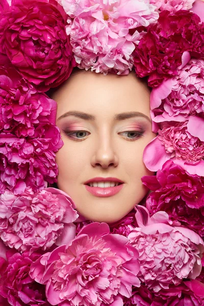 Belle fille avec des fleurs de pivoine rose — Photo