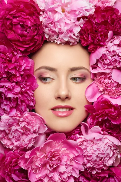 Belle fille avec des fleurs de pivoine rose — Photo