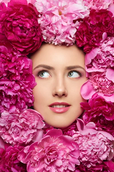 Hermosa chica con flores de peonía rosa — Foto de Stock