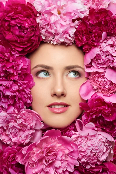 Hermosa chica con flores de peonía rosa — Foto de Stock