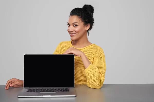 Mujer feliz mostrando la pantalla del comunicador negro en blanco — Foto de Stock