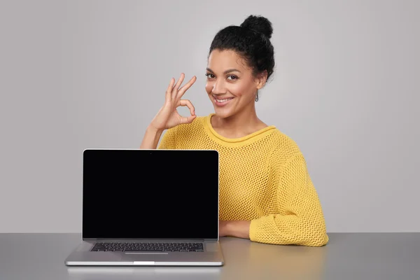 Mujer feliz mostrando la pantalla del comunicador negro en blanco — Foto de Stock