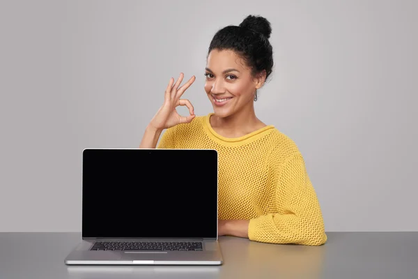 Gelukkige vrouw weergegeven: lege zwarte comuter scherm — Stockfoto