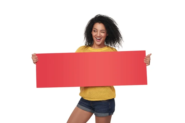 Happy african american girl showing blank banner — Stok Foto