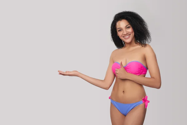 Mujer sonriente en traje de baño —  Fotos de Stock