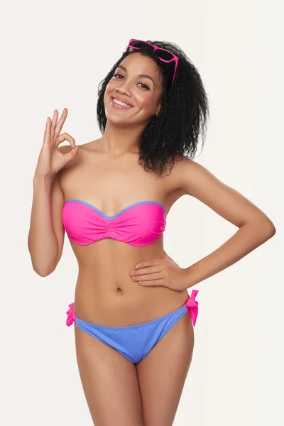 Femme souriante en maillot de bain — Photo