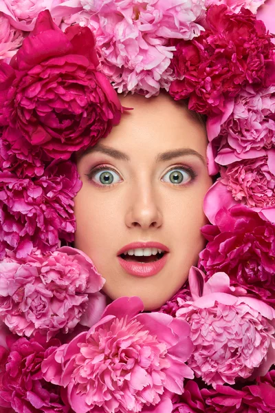 Visage de femme en fleurs de pivoine — Photo