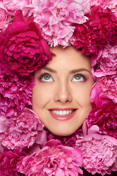 Hermosa chica con flores de peonía rosa — Foto de Stock