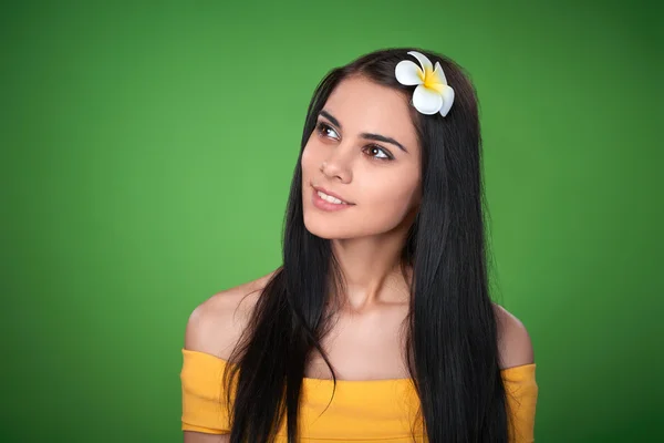 Mulher adolescente com Plumeria Flower — Fotografia de Stock