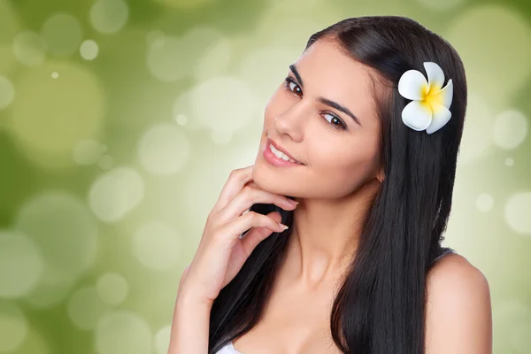 Adolescente hembra con Plumeria Flor — Foto de Stock