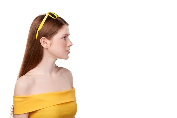 Rothaarige Frau mit gelbem Oberteil und Sonnenbrille — Stockfoto