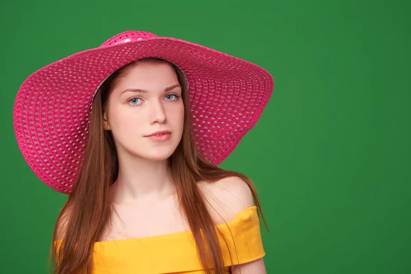 밀 짚 모자에 있는 여자의 근접 촬영 초상화 — 스톡 사진