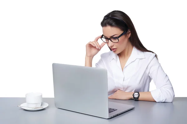 Zakenvrouw on line werkt op een laptop — Stockfoto