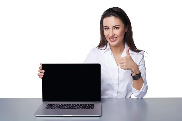 Mujer de negocios mostrando pantalla portátil negro — Foto de Stock