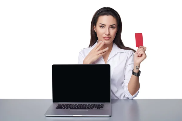 Mulher de negócios com laptop mostrando cartão de crédito — Fotografia de Stock