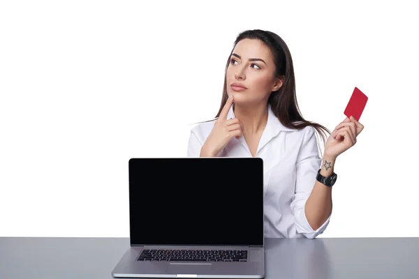 Mujer de negocios con laptop mostrando tarjeta de crédito — Foto de Stock