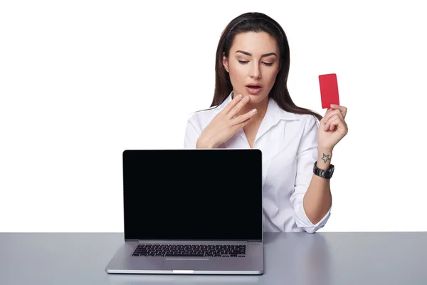 Γυναίκα των επιχειρήσεων με το lap-top, προβολή πιστωτικών καρτών — Φωτογραφία Αρχείου