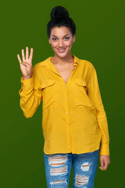 Mulher mostrando quatro dedos — Fotografia de Stock