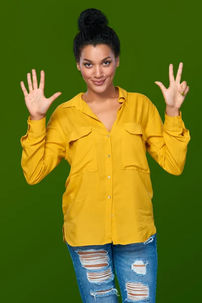 Mujer mostrando ocho dedos — Foto de Stock