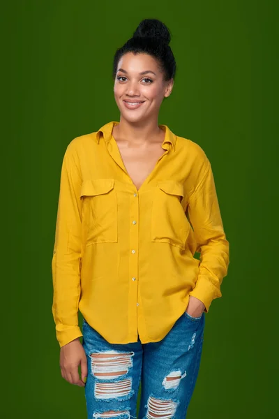 Sonriendo despreocupada mujer de raza mixta — Foto de Stock