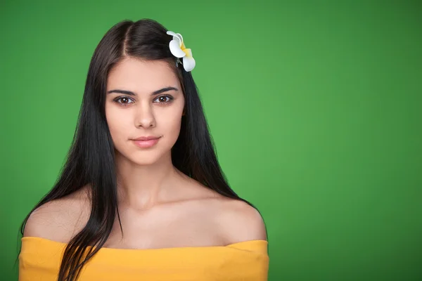 Adolescente hembra con Plumeria Flor — Foto de Stock